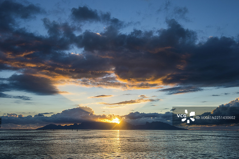 戏剧性的日落，摩阿波利，塔希提岛图片素材