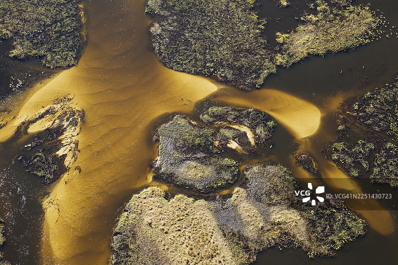 博茨瓦纳奥卡万戈三角洲戈莫蒂河的沙洲地带，包含河道和岛屿，航拍视角图片素材
