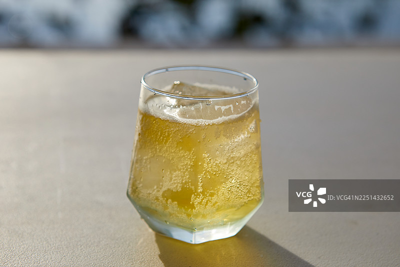 桌上啤酒杯的清爽特写，适合炎热的一天图片素材