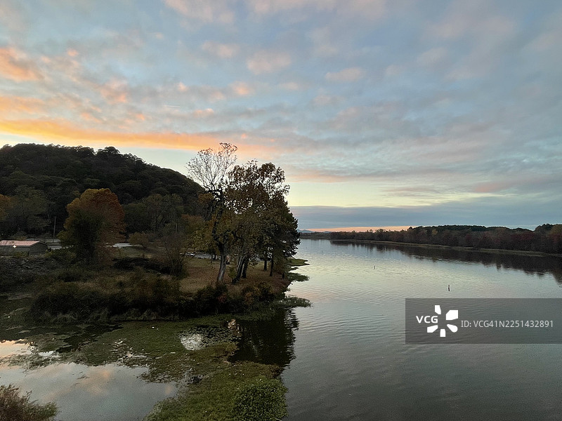 美国小石城秋日树木与山峦映衬的宁静湖面日落图片素材