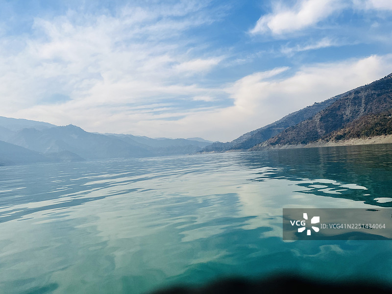 宁静的山湖风光，蓝天白云图片素材