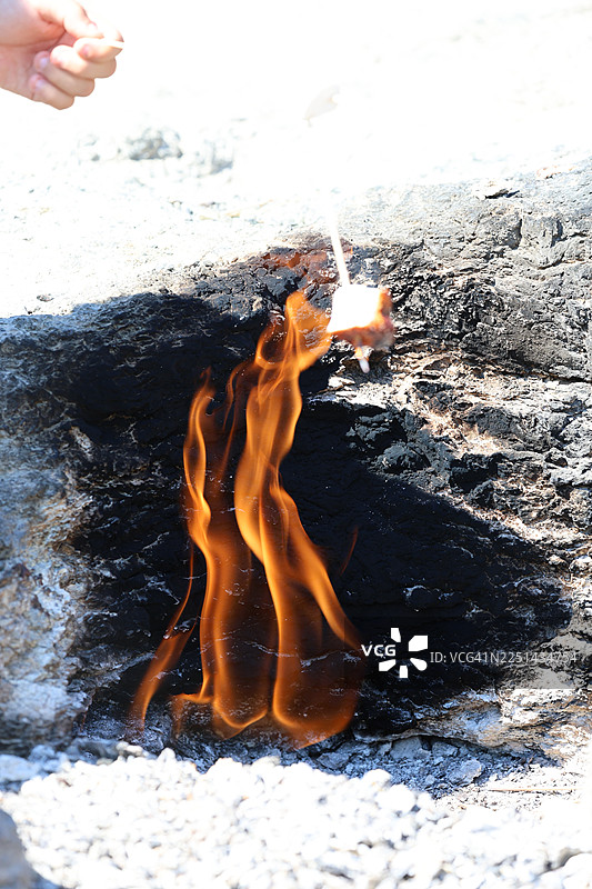 烤棉花糖的剪影手，火焰来自古老的篝火图片素材