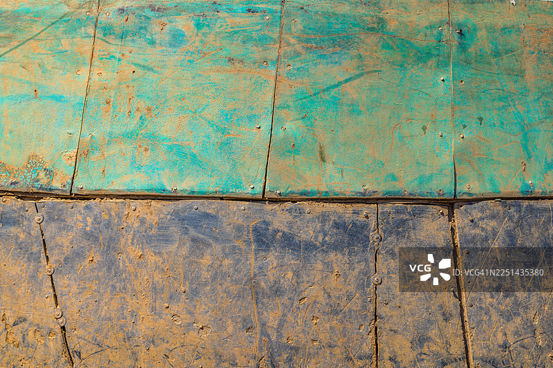 老旧墙壁的完整画面，呈现出对比鲜明的绿色和黑色区域，质感明显，并带有岁月侵蚀的痕迹。图片素材