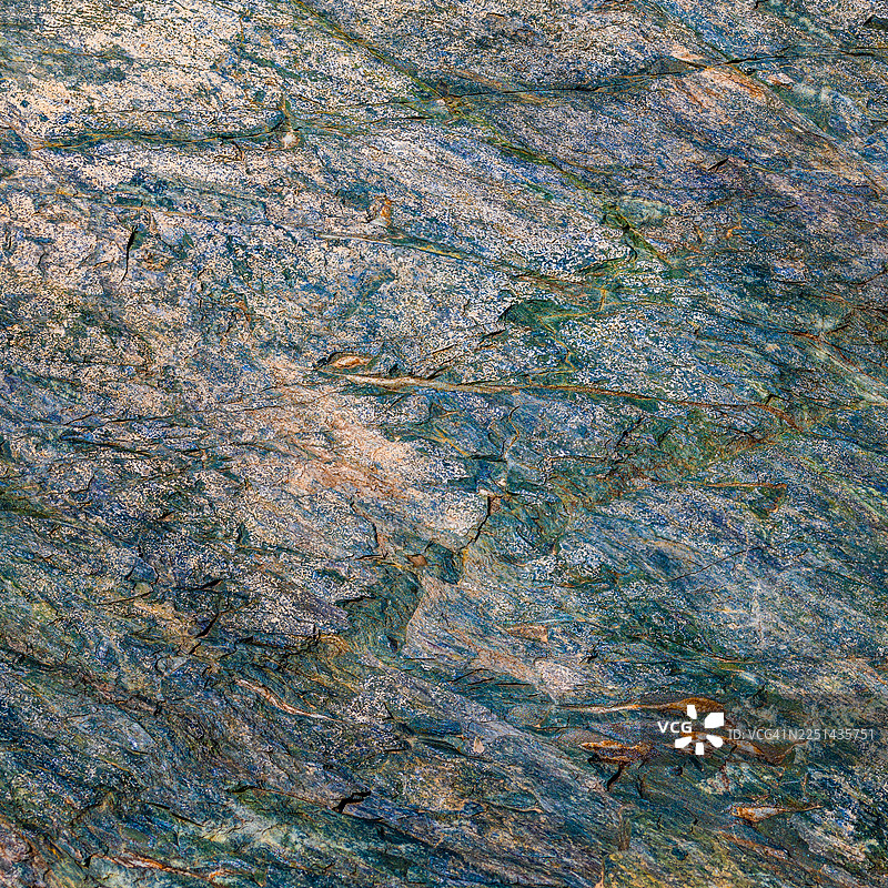 风化墙壁的完整画幅拍摄，带有抽象图案和纹理，展示了自然侵蚀和色彩变化图片素材