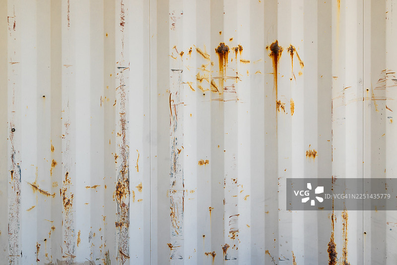 全画幅拍摄的白色波纹金属表面，带有生锈和风化的纹理图片素材