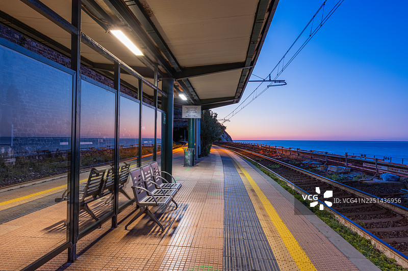 黄昏时分，意大利海边的空旷火车站台，海面宁静图片素材