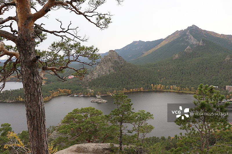 哈萨克斯坦科克舍套，青翠的山峦和松树环绕着宁静的湖泊，天空晴朗，景色优美图片素材