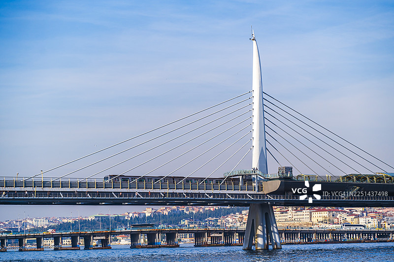 金角湾地铁桥横跨伊斯坦布尔清澈的蓝色水域图片素材