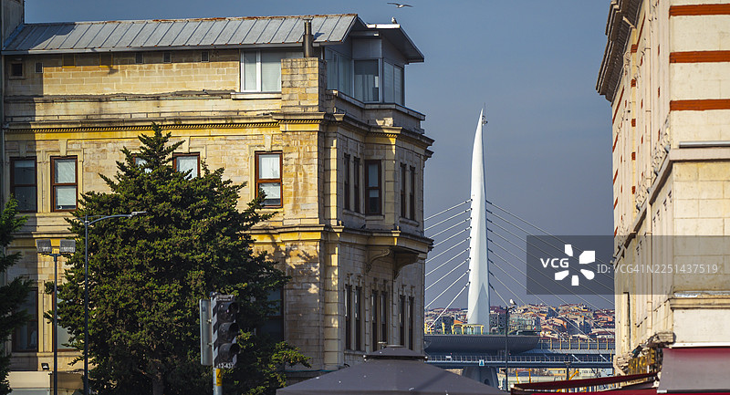 伊斯坦布尔城市景观，包含历史建筑和金角湾地铁大桥图片素材