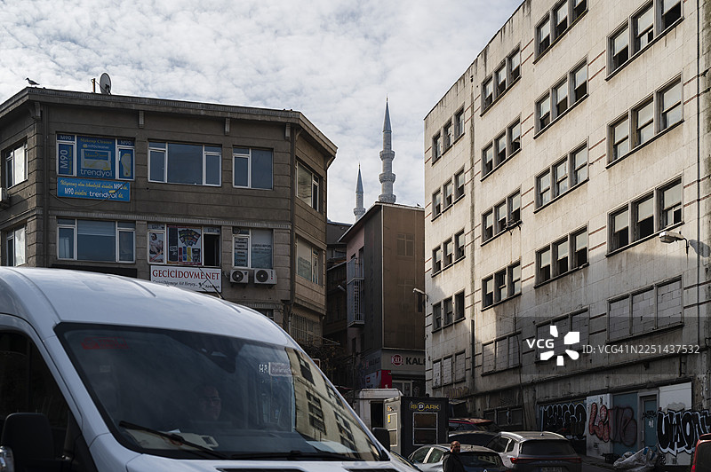 伊斯坦布尔城市景观，尖塔高耸于城市交通之上图片素材