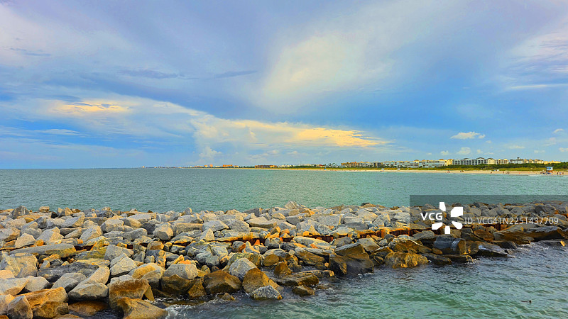 宁静大海与生动蓝天映衬下的风景，远方可见海岸线图片素材
