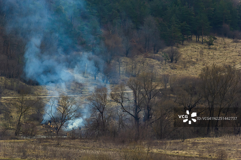 乌克兰，干旱森林中的火灾冒出滚滚浓烟，凸显了环境问题以及人类活动对自然的深远影响。图片素材