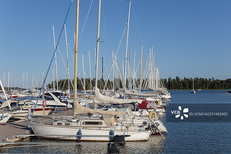 芬兰港口停泊的船只，背景为晴朗的蓝天图片素材