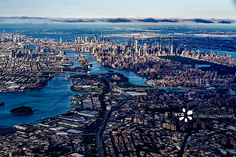 黄昏时分纽约市的城市景观和水道的鸟瞰图，灯光开始点亮城市景观，纽约，美国，USA图片素材