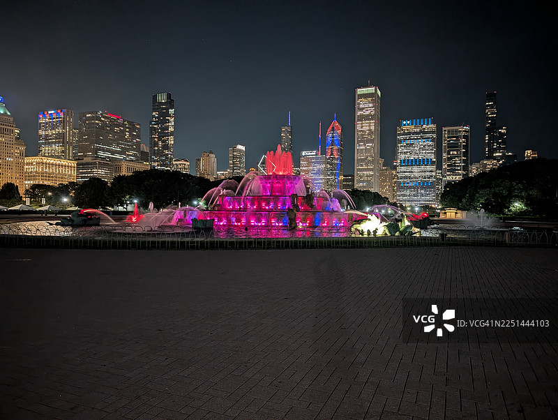 夜晚的白金汉喷泉在芝加哥天际线的映衬下灯火辉煌图片素材