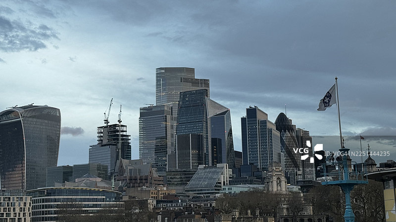 伦敦市现代天际线的全景，背景是戏剧性的多云天空，伦敦，英国图片素材