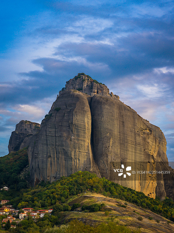 希腊迈泰奥拉庄严的岩石构造和戏剧性的云彩构成了一幅壮丽的风景，希腊迈泰奥拉。图片素材