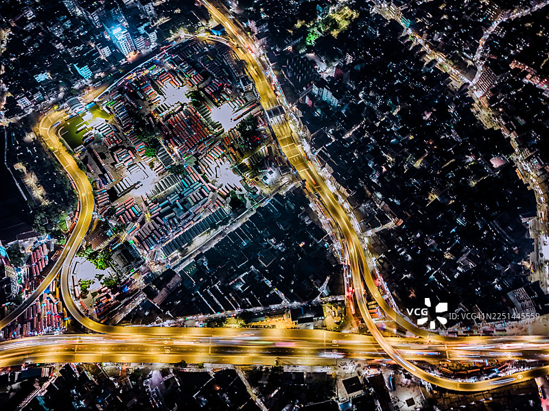 夜间城市航拍，高速公路上车辆的长曝光光轨图片素材