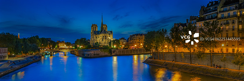 夜幕下的巴黎，巴黎圣母院和塞纳河全景，法国巴黎，巴黎圣母院图片素材