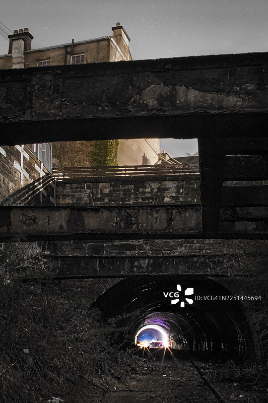 格拉斯哥，英国，联合王国，一座城市夜晚的旧建筑和隧道，隧道尽头的光线，神秘感，旅程图片素材