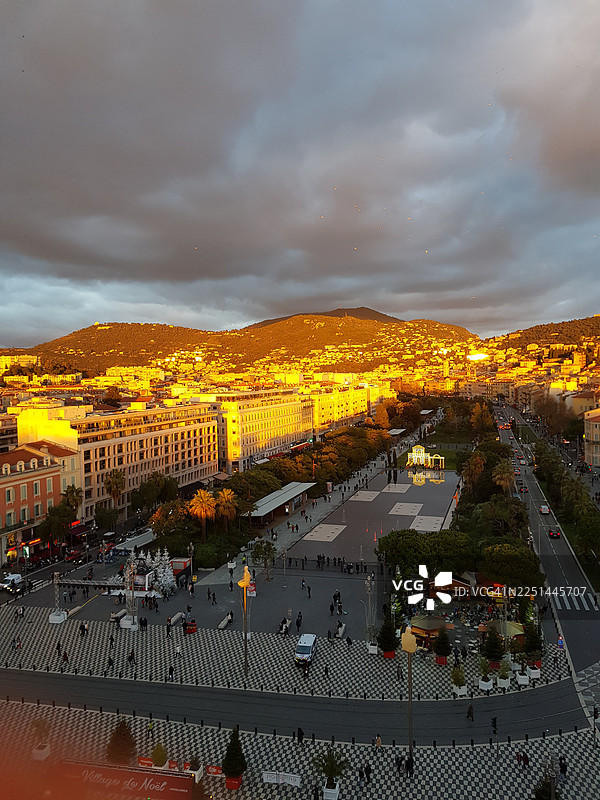金色光芒照耀下的城市高视角，背景是戏剧性的日落天空图片素材