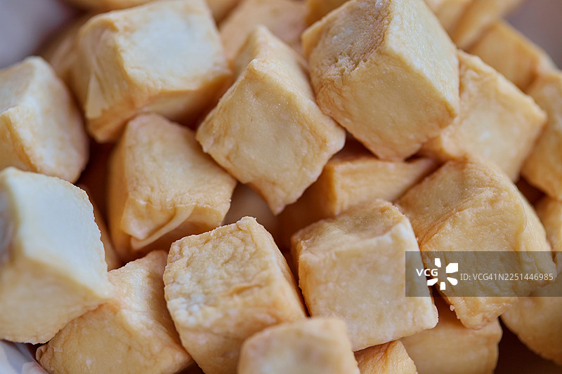 金黄酥脆的炸豆腐块特写，这是一种常用于亚洲菜肴的多功能食材图片素材