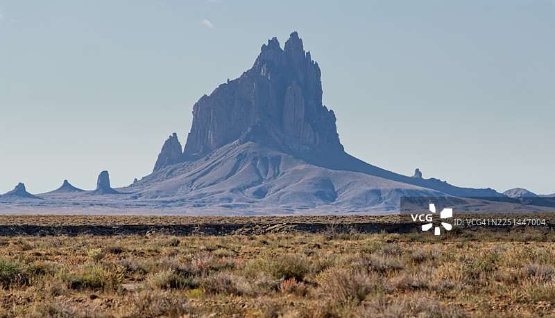 雄伟的船岩峰在美国新墨西哥州，晴朗的蓝天下，高耸于广阔的沙漠景观之上，船岩，美国，美国，美国公路图片素材