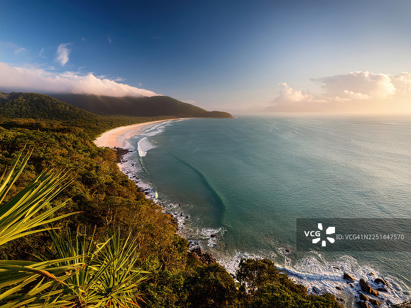 令人惊叹的日落时分，从空中俯瞰原始海滩、葱郁的山峦和宁静的海洋，金色的光芒倒映在水面上，澳大利亚道格拉斯角，三角洲角图片素材