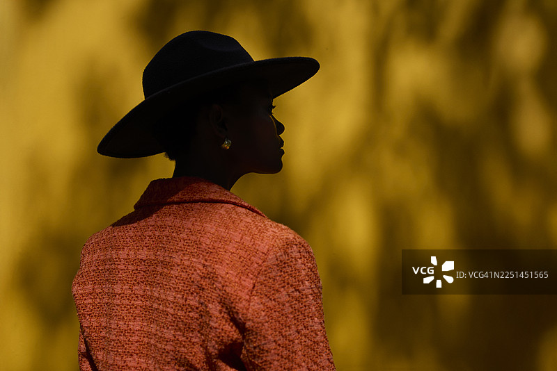 戴着菲多帽、若有所思地看向远方的年轻女子图片素材