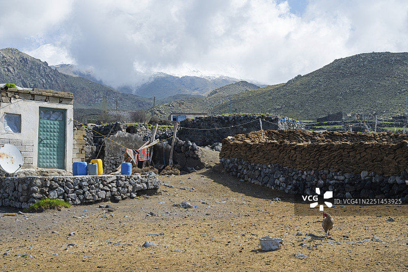 一座简朴的石头建筑，背景是山脉，大亚拉拉特山脚下的村庄，有石头墙和牛粪，大亚拉拉特山，切夫尔梅，切夫尔梅，多古巴亚泽特，多古巴亚泽特，多古贝亚泽特，阿勒，东安纳托利亚，安纳托利亚，土耳其图片素材