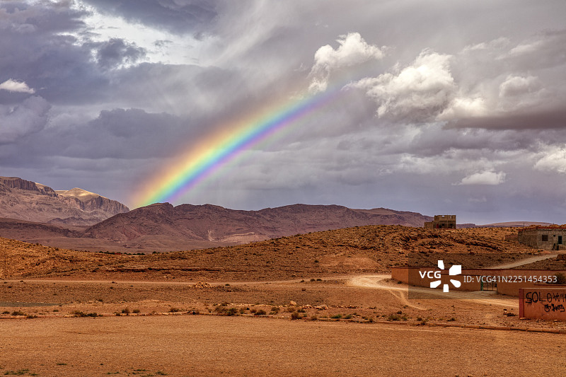 摩洛哥廷吉尔，背景有山脉的乡村沙漠景观上空出现彩虹图片素材