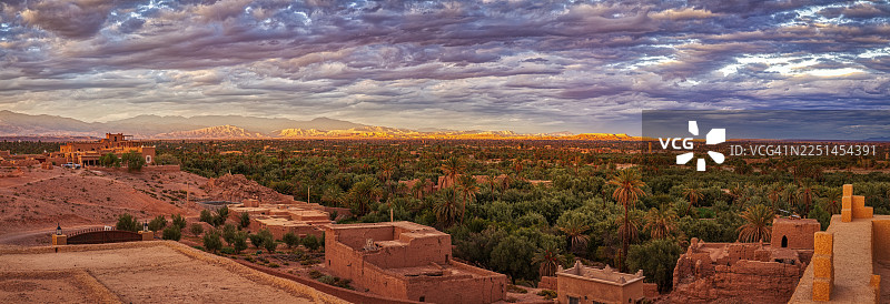 摩洛哥斯库拉日落时分，戏剧性的沙漠全景，背景有绿洲和山脉图片素材
