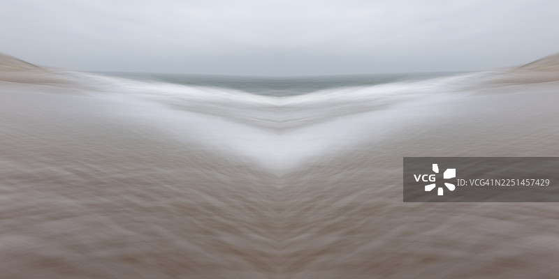 镜像图片，模糊，北海的叙尔特海滩上的波浪，瓦登海国家公园，叙尔特，霍尔努姆，北弗里西亚，石勒苏益格-荷尔斯泰因，德国 | 镜像图片，模糊，海滩上的波浪，北海，瓦登海国家公园，叙尔特，石勒苏益格-荷尔斯泰因，德国图片素材