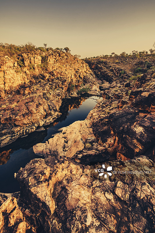 澳大利亚西北部金伯利地区的贝尔峡谷瀑布，位于内陆的日出图片素材