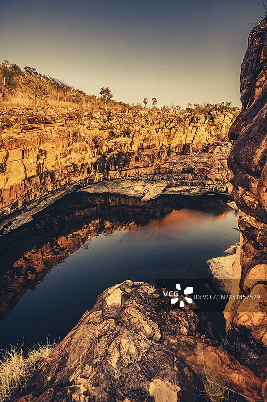 澳大利亚西北部金伯利地区贝尔峡谷瀑布，日出时分的内陆风光图片素材