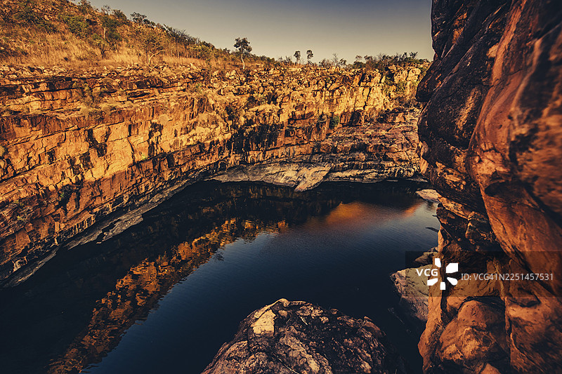 澳大利亚西北部金伯利地区的贝尔峡谷瀑布，位于内陆地区。澳大利亚日出。图片素材