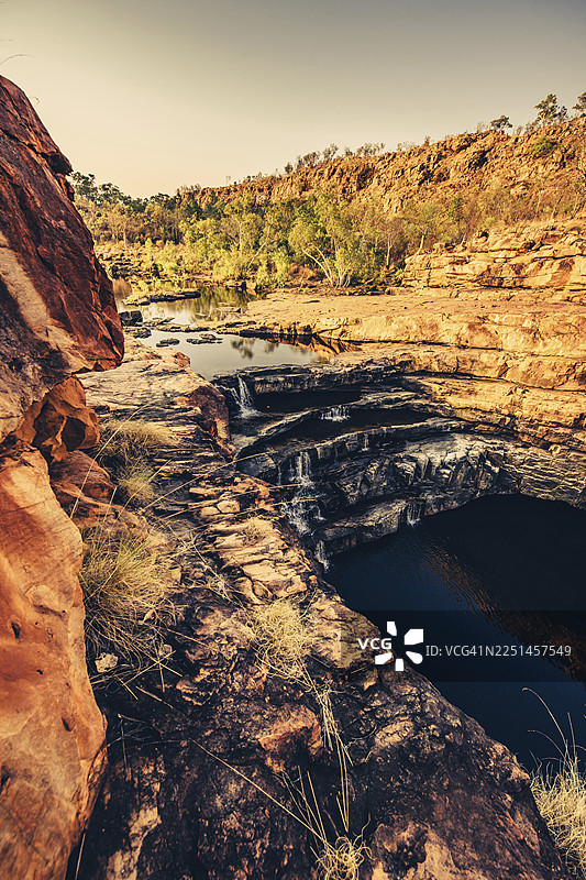 澳大利亚西北部金伯利地区的贝尔峡谷瀑布，位于内陆的日出，澳大利亚图片素材