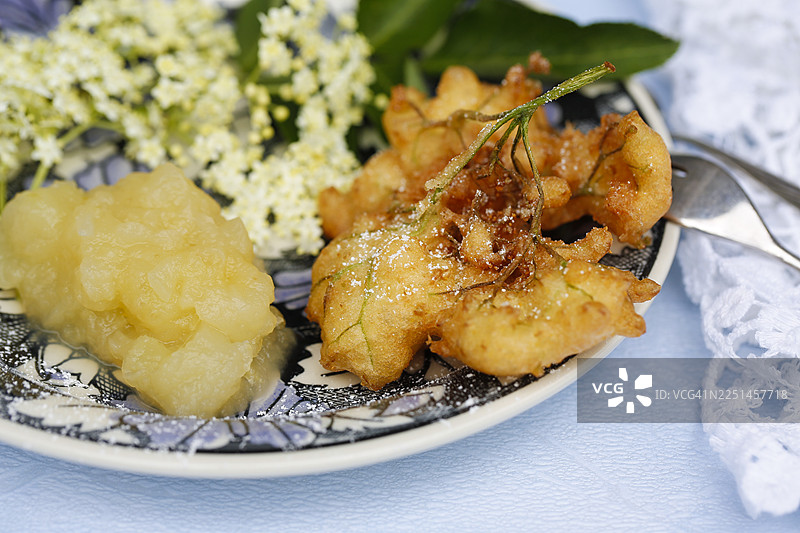 施瓦本美食，接骨木莓蛋糕配苹果酱，Hollerkiacherl，炸接骨木花，甜点，甜点，油炸，装盘，奶奶的厨房，地方特色，家常菜，典型的施瓦本风味，经典食谱，传统美食，美食摄影图片素材