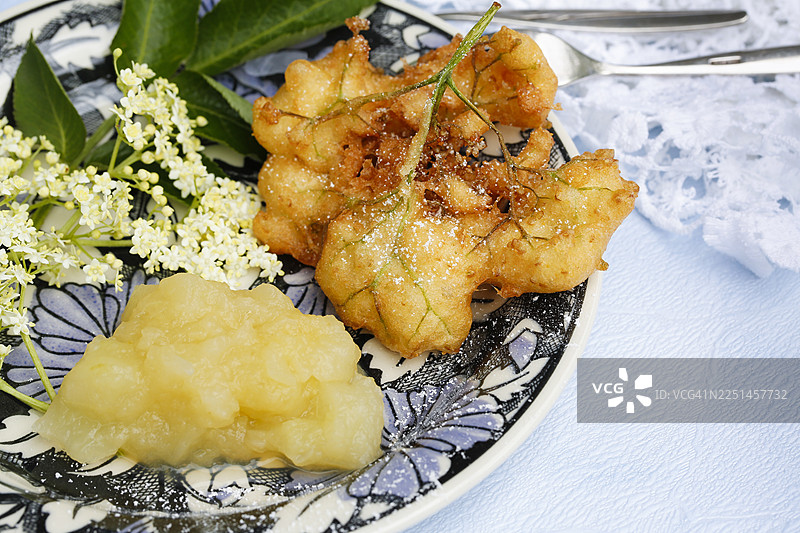 施瓦本美食，接骨木莓蛋糕配苹果酱，Hollerkiacherl，接骨木花炸糕，甜点，甜点，油炸，装在盘子里，祖母的厨房，地方特色，家常菜，典型的施瓦本风味，经典食谱，传统美食，美食摄影图片素材