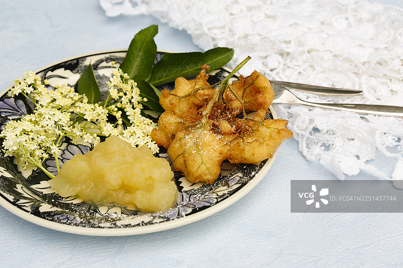 斯瓦比亚美食，接骨木莓蛋糕配苹果酱，Hollerkiacherl，面糊里的接骨木花，甜点，甜点，油炸，装盘，奶奶的厨房，地方特色，家常菜，典型的斯瓦比亚风味，经典食谱，传统美食，美食摄影图片素材