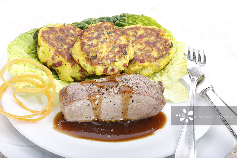 施瓦本美食，野猪肉饼配萨伏依卷心菜饼，肉类菜肴，烤制，丰盛，家常菜，典型的施瓦本风味，摆盘，传统美食新演绎，美食摄影，影棚，德国图片素材