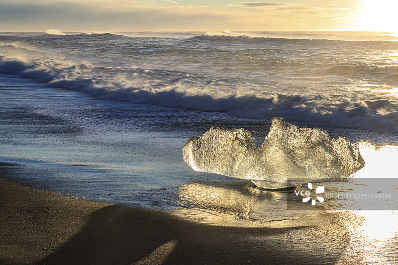 冰块在海滩上，海浪，阳光明媚，晨雾，冬季，钻石沙滩，布雷达默克冰川湖，冰岛图片素材