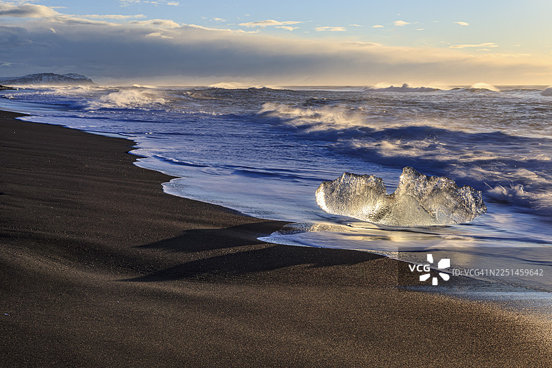 冰块在海滩上，海浪，阳光明媚，晨间氛围，冬季，钻石沙滩，布雷达默克冰川湖，冰岛图片素材