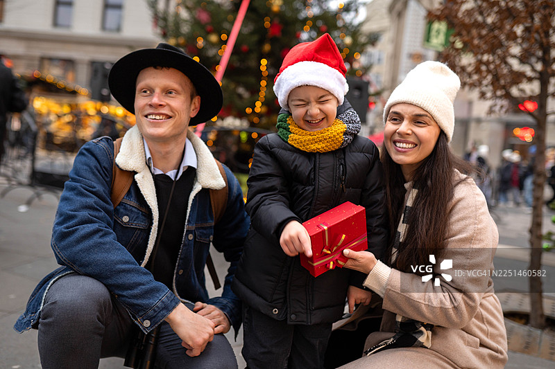 一家人在圣诞集市交换礼物图片素材