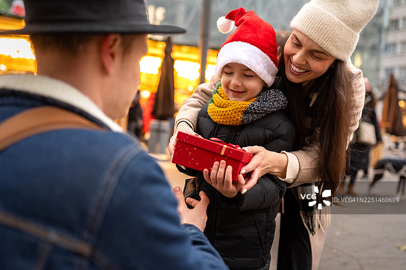 一家人在圣诞集市上交换礼物图片素材