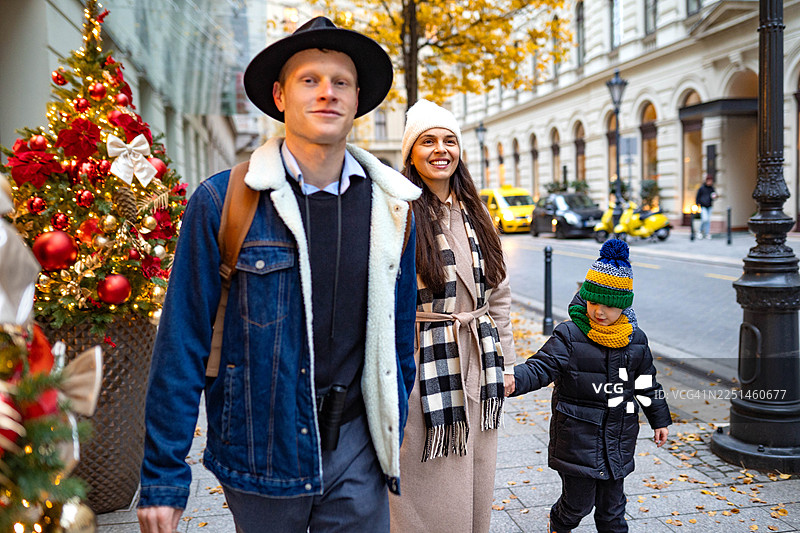 快乐的一家人逛圣诞市集图片素材