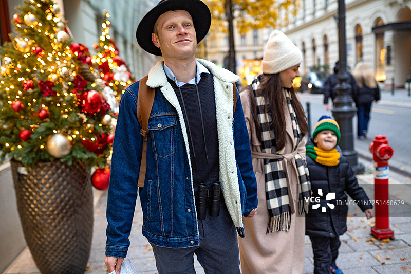 快乐的一家人正在市集的圣诞集市上图片素材