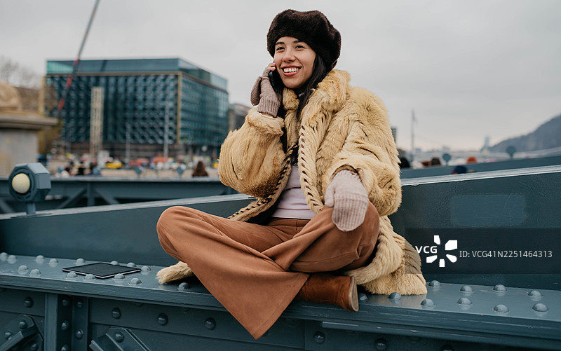 坐在布达佩斯链子桥的建筑结构上图片素材