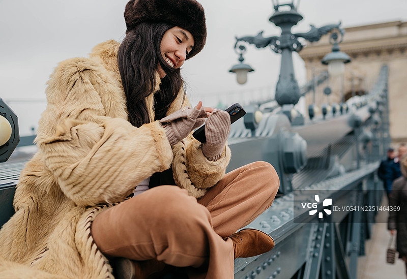 坐在布达佩斯塞切尼链桥的建筑结构上图片素材