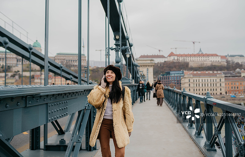 坐在塞切尼链桥的建筑结构上，布达佩斯图片素材